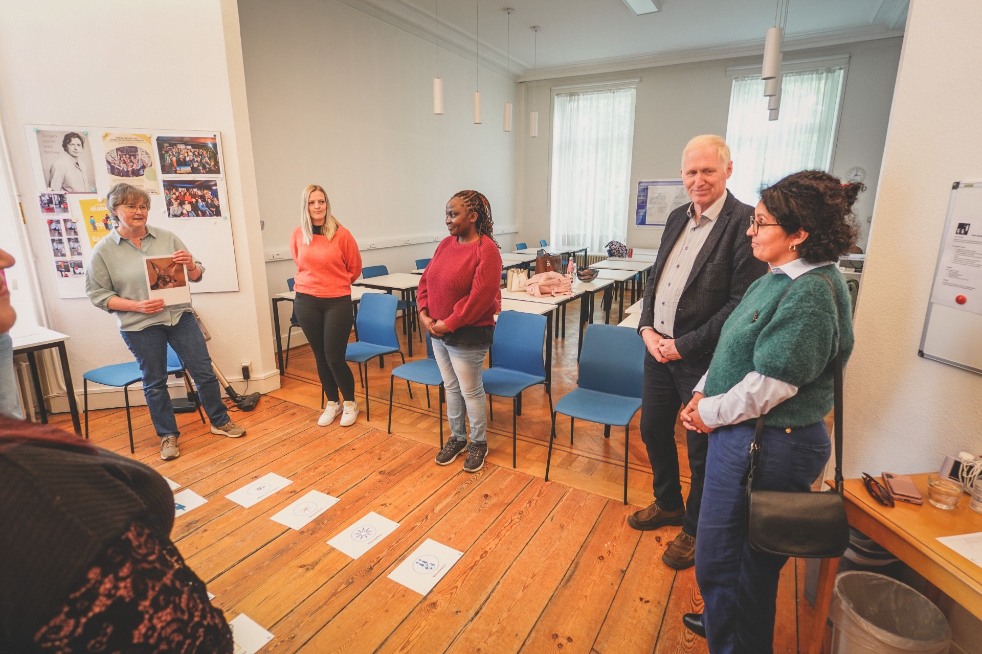 Mevrouw Sakali bezoekt het opleidingscentrum van Thuiszorg Familiezorg
