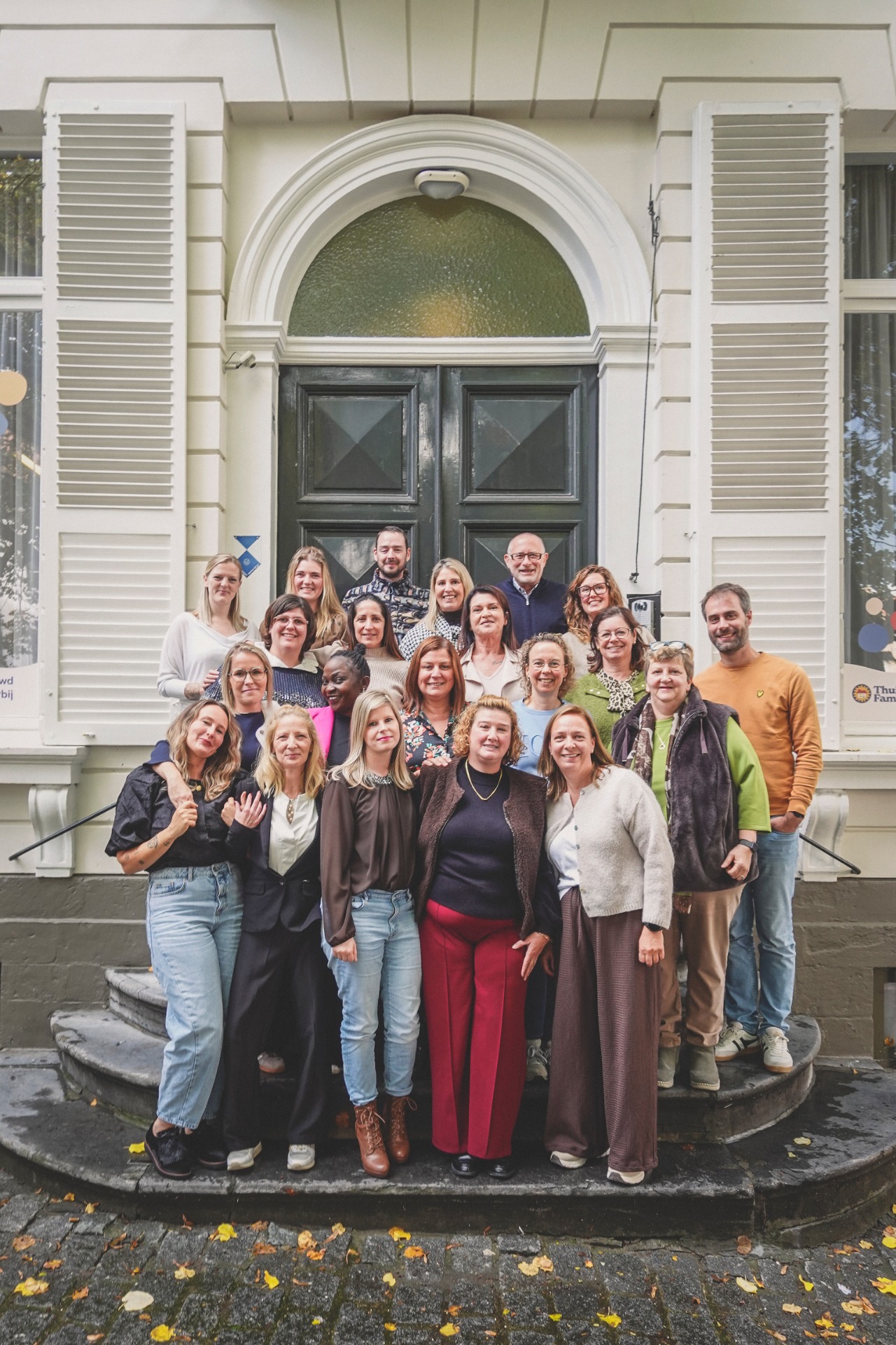 De 184e groep afgestudeerde verzorgenden-zorgkundigen bij Thuiszorg Familiezorg, samen met een aantal lesgevers.